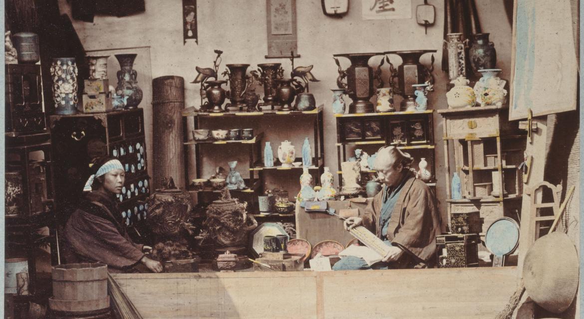 Vue d'un magasin de curiosités à Yokohama, 1868, Japon, Felice Beato