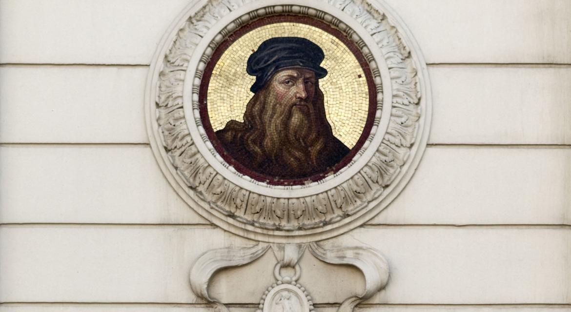 Photo du médaillon de Léonard de Vinci sur la façade