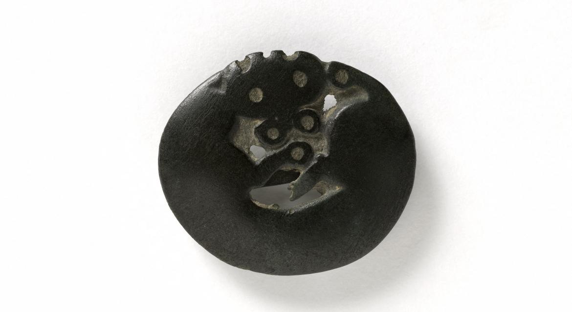 Plaque arrondie, animal replié sur lui même. Ordos. VIème-Vème siècles av. J.-C. Paris, musée Cernuschi.