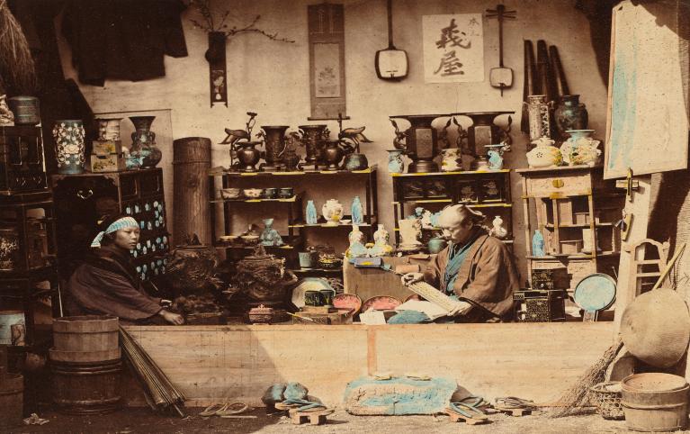 Felice Beato (1832-1909) - Vue d’un magasin de curiosités à Yokohama, 1868 © Felice Beato © Paris Musées-Musée Cernuschi