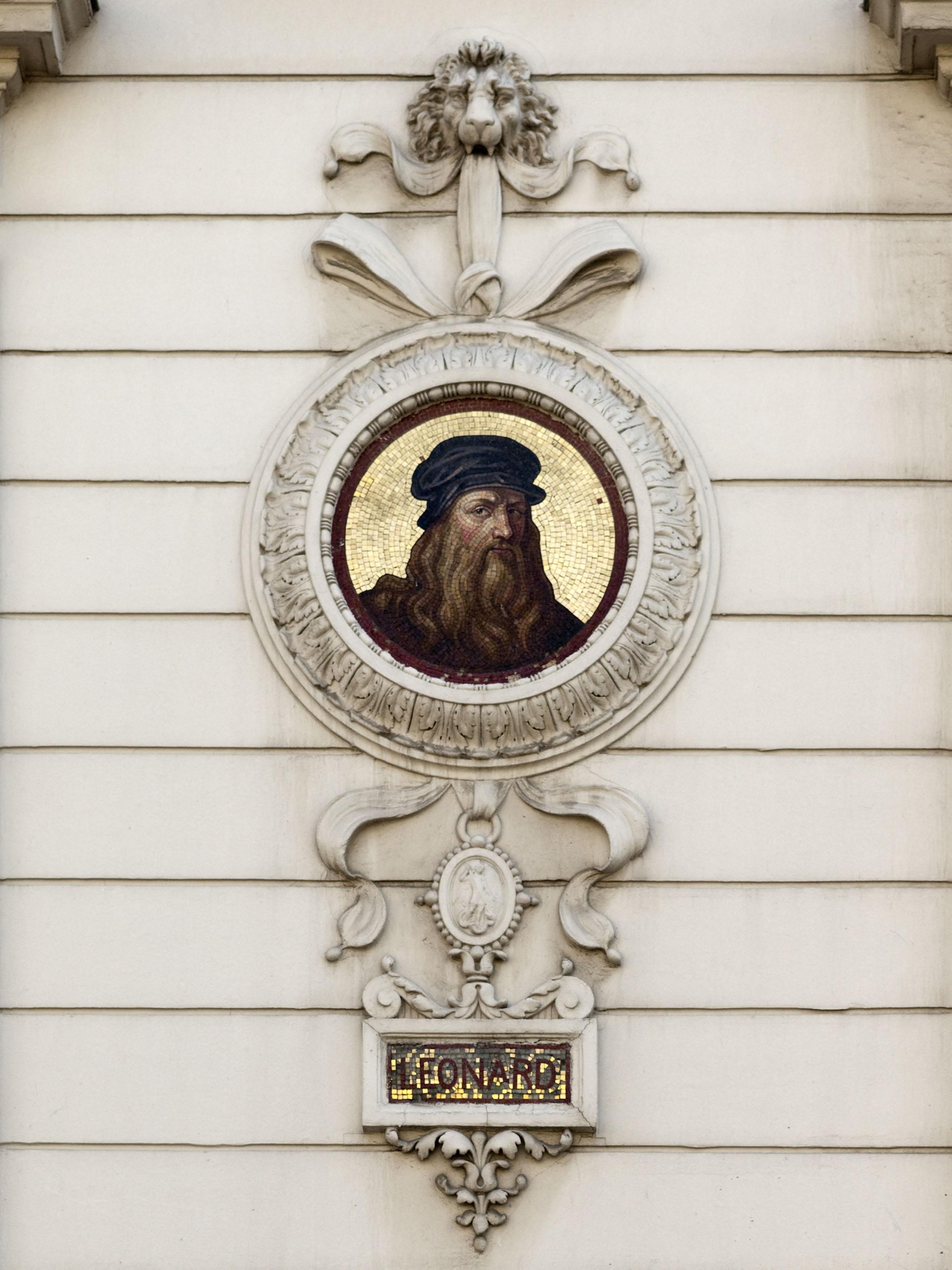 Photo du médaillon de Léonard de Vinci sur la façade