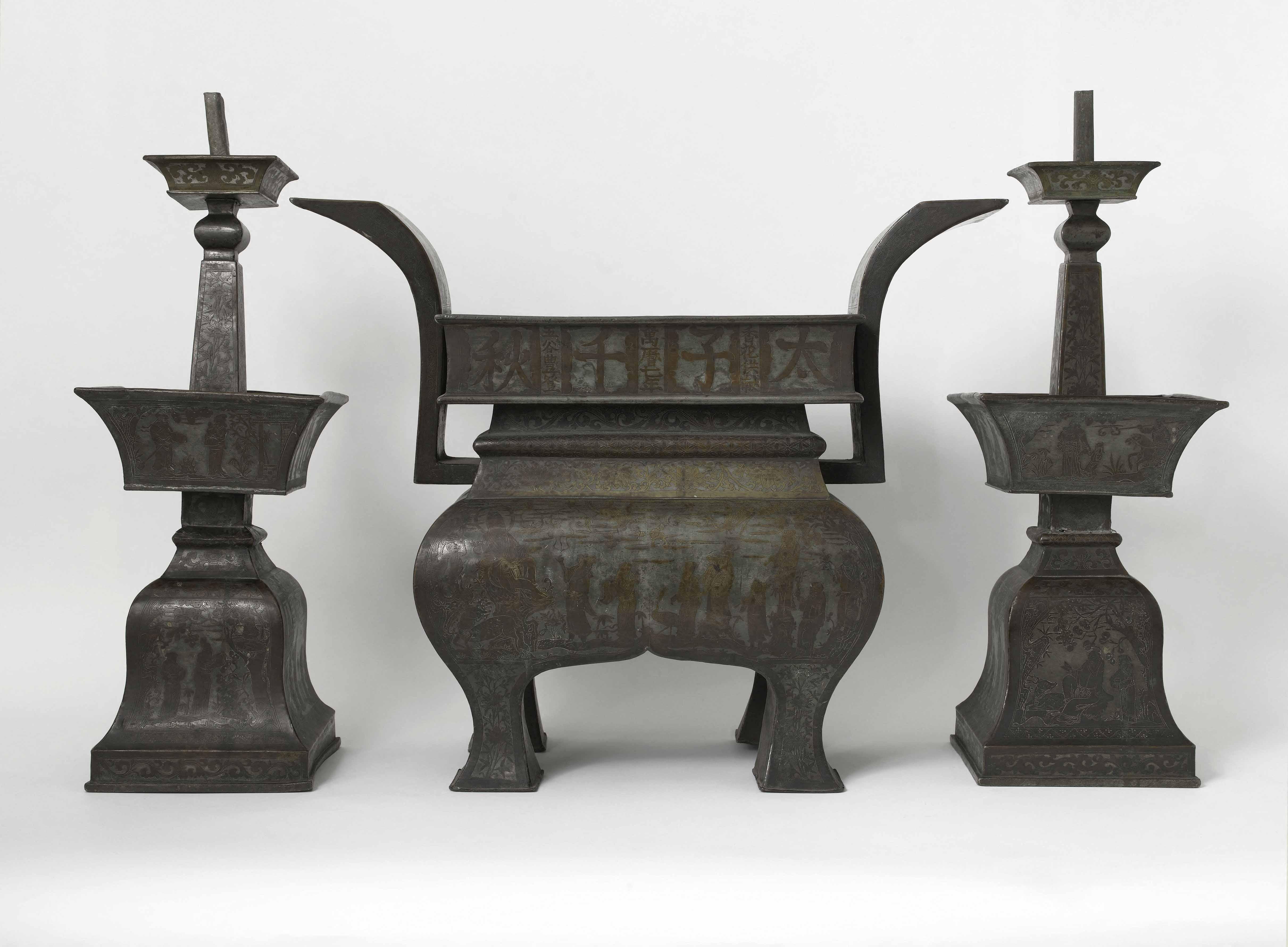 Garniture d'autel composée d'un brûle-parfum et de deux chandeliers
